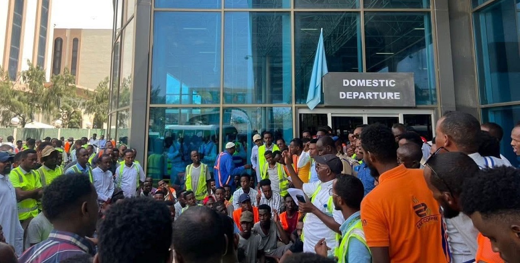 Shaqaalaha oo ku sugan afaafka hore ee garoonka.jpg